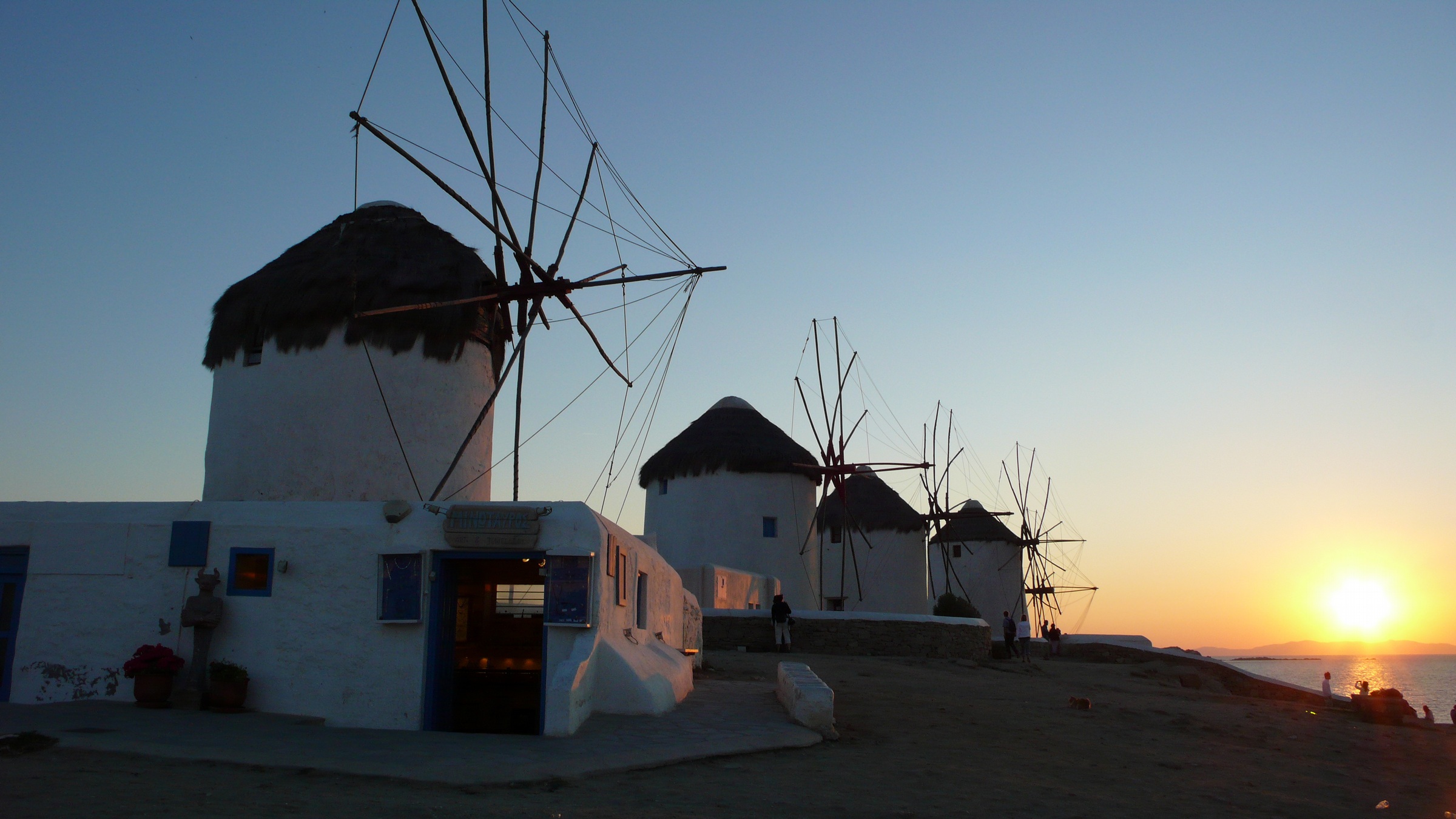 Los famosos molinos de viento recortando el horizonte al anochecer